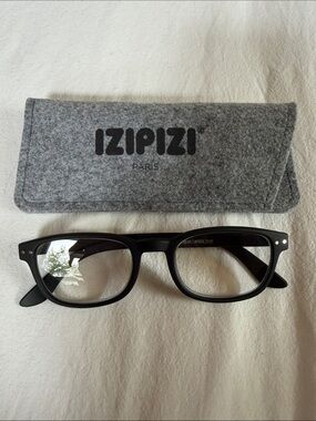 IZIPIZI Black Matte 2.0 Reading Glasses with Felt Case